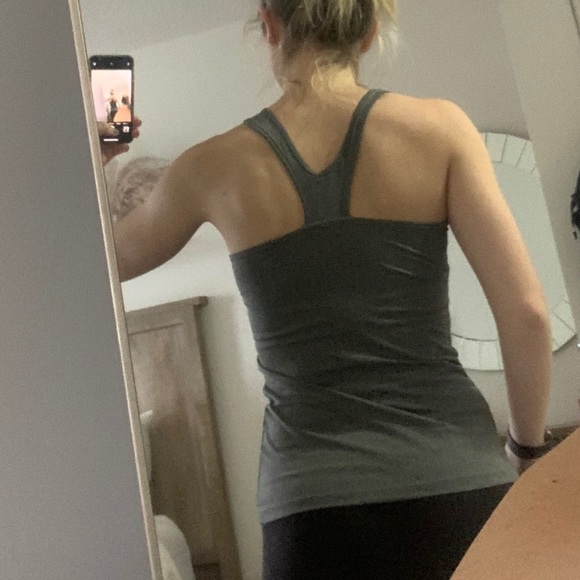 Set of 3 workout tank tops! - Picture 3 of 6